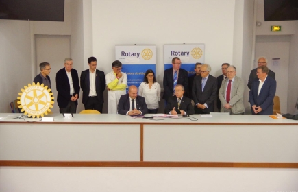 Signature de la convention Rotary Jetons le Cancer et Université de Bretagne Occidentale